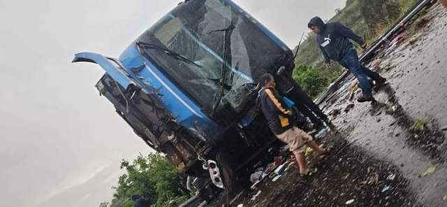 35 heridos deja volcadura de autobús turístico en la autopista Puebla-Atlixco