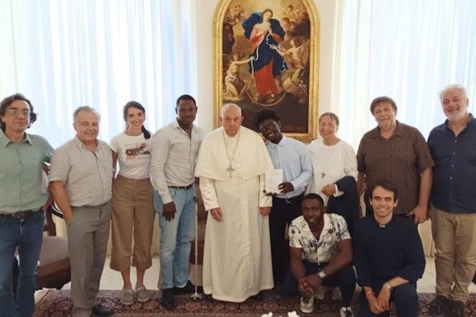 Recibe Papa Francisco a un grupo de migrantes
