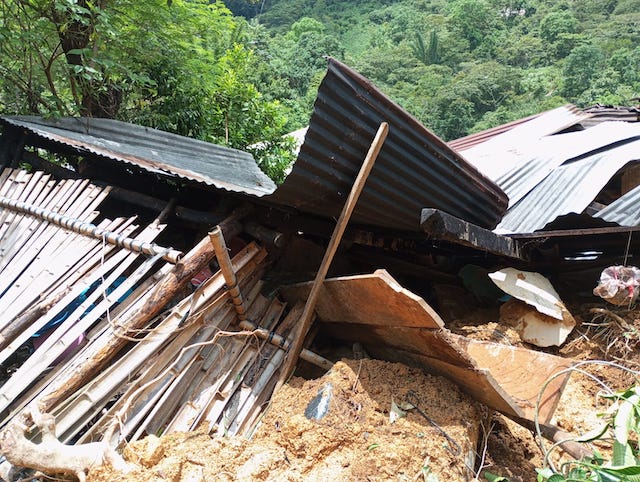rescatan a 3 personas de vivienda que fue destruída por deslizamiento de tierra