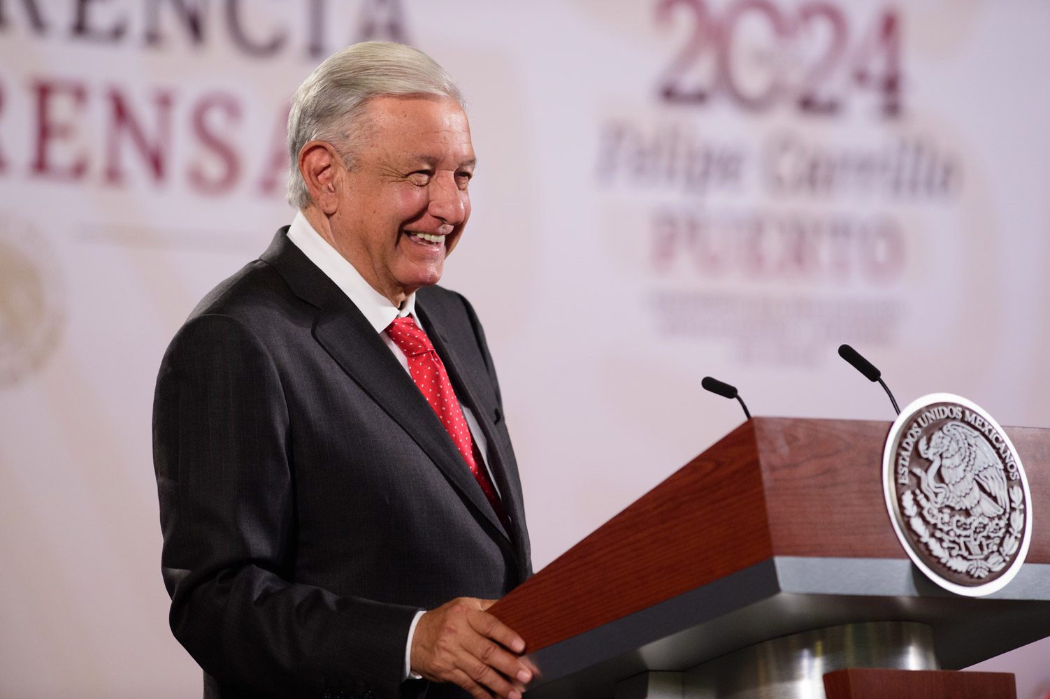 «Podemos resistir un poco más», declara AMLO tras caída del peso