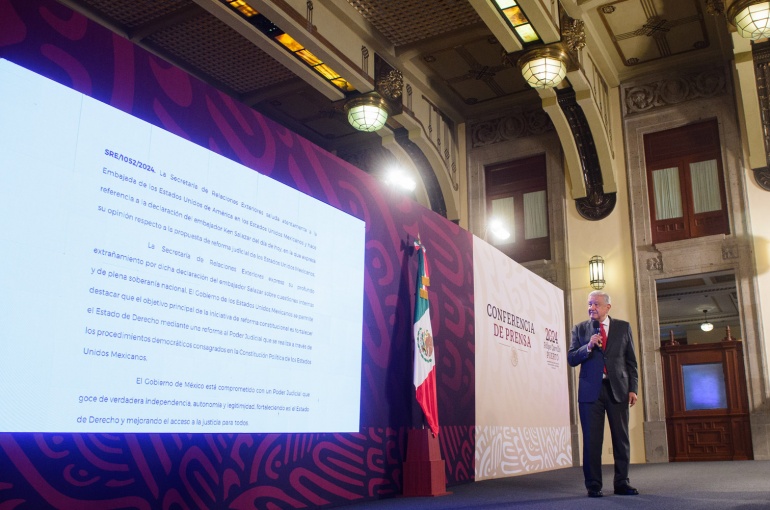 AMLO acusa a Ken Salazar de injerencismo