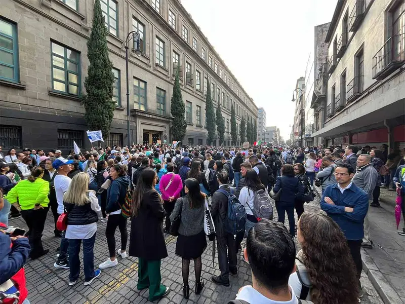 Protesta de trabajadores bloquea accesos a la Suprema Corte de Justicia de la Nación por reforma judicial