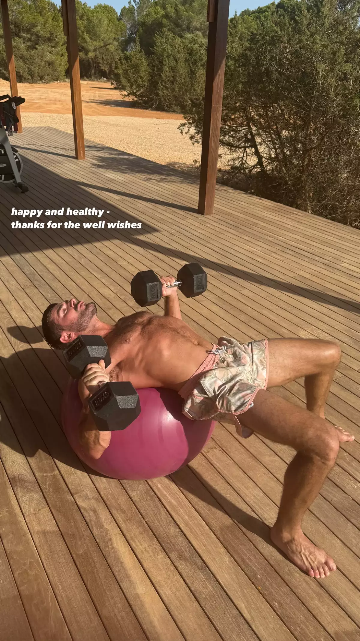 Zac Efron reaparece tras accidente en piscina