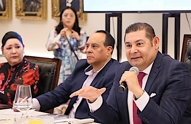 Armenta se reunió con empresarios y directores de empresas de radiodifusión