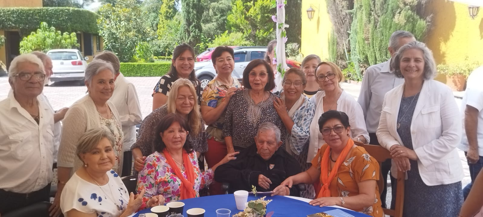 La familia de la Cruz festejó los 100 años de vida y 75 años de ordenación del misionero Luis Martínez Peñaloza