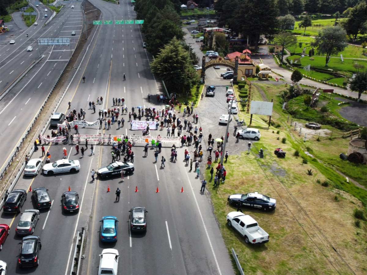 Colapso en la autopista México-Toluca debido a bloqueo de comuneros de Ocoyoacac