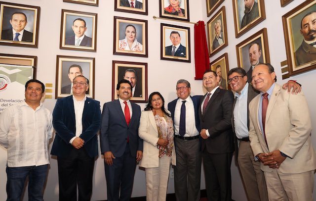 Cuadro con la imagen de Alejandro Armenta, se colocó en la galeria de los presidentes del Senado en la antigua casa de Xicoténcatl