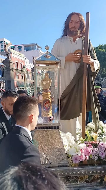 Poblanos buscan tocar reliquia de San «juditas» Tadeo en busca de un milagro