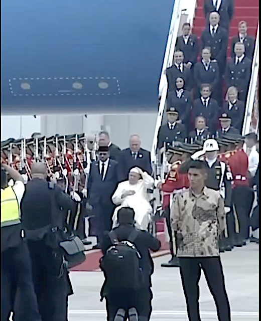 Papa Francisco, llegó a Indonesia, con mayoría musulmana
