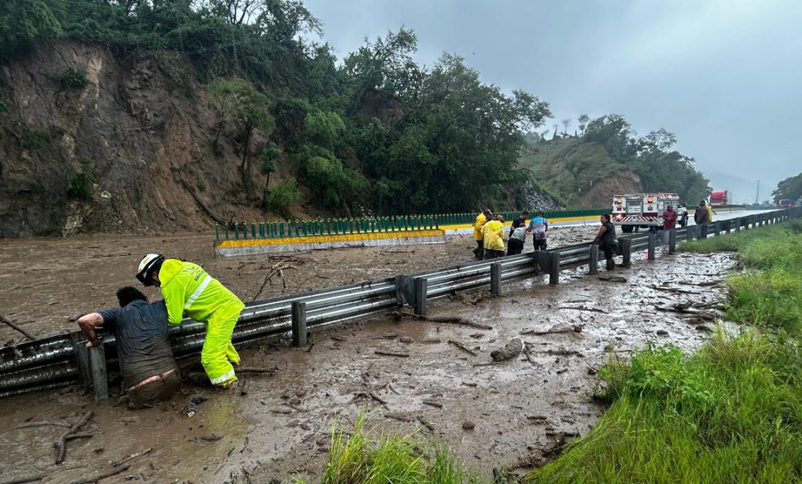 Cierre de la Autopista del Sol tras el Paso del Huracán John en Guerrero