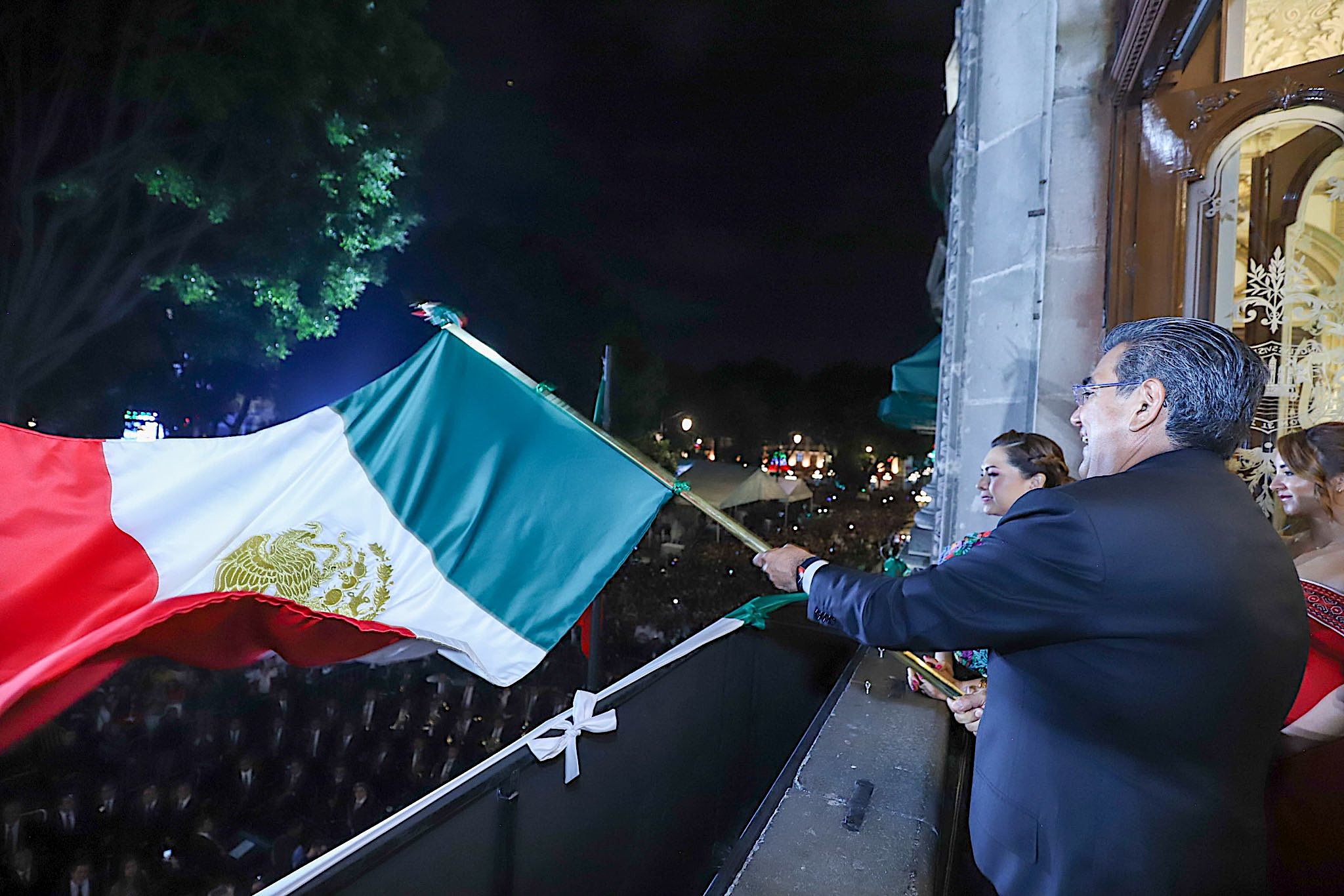 Céspedes y su esposa Gaby, y miles de poblanos recordaron a los héroes nacionales