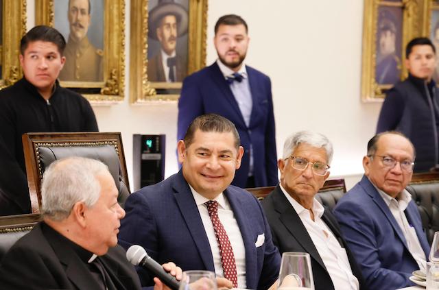 Armenta se compromete a rehabilitar espacios parroquiales, en reunión con Monseñor Sánchez