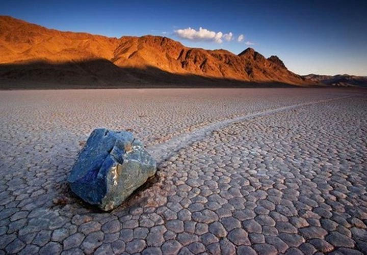 Las piedras que caminan solas en el desierto