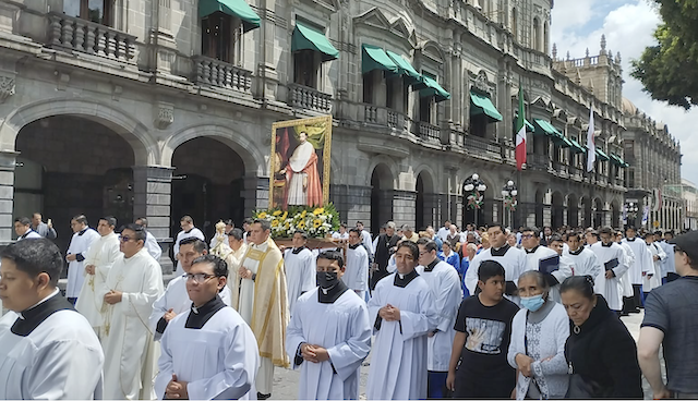Con júbilo sacerdotes y fieles recorrieron las calles con la reliquia e imagen del beato Juan de Palafox y Mendoza
