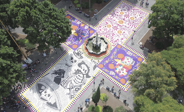 Se expone monumental tapete en zócalo de Puebla capital