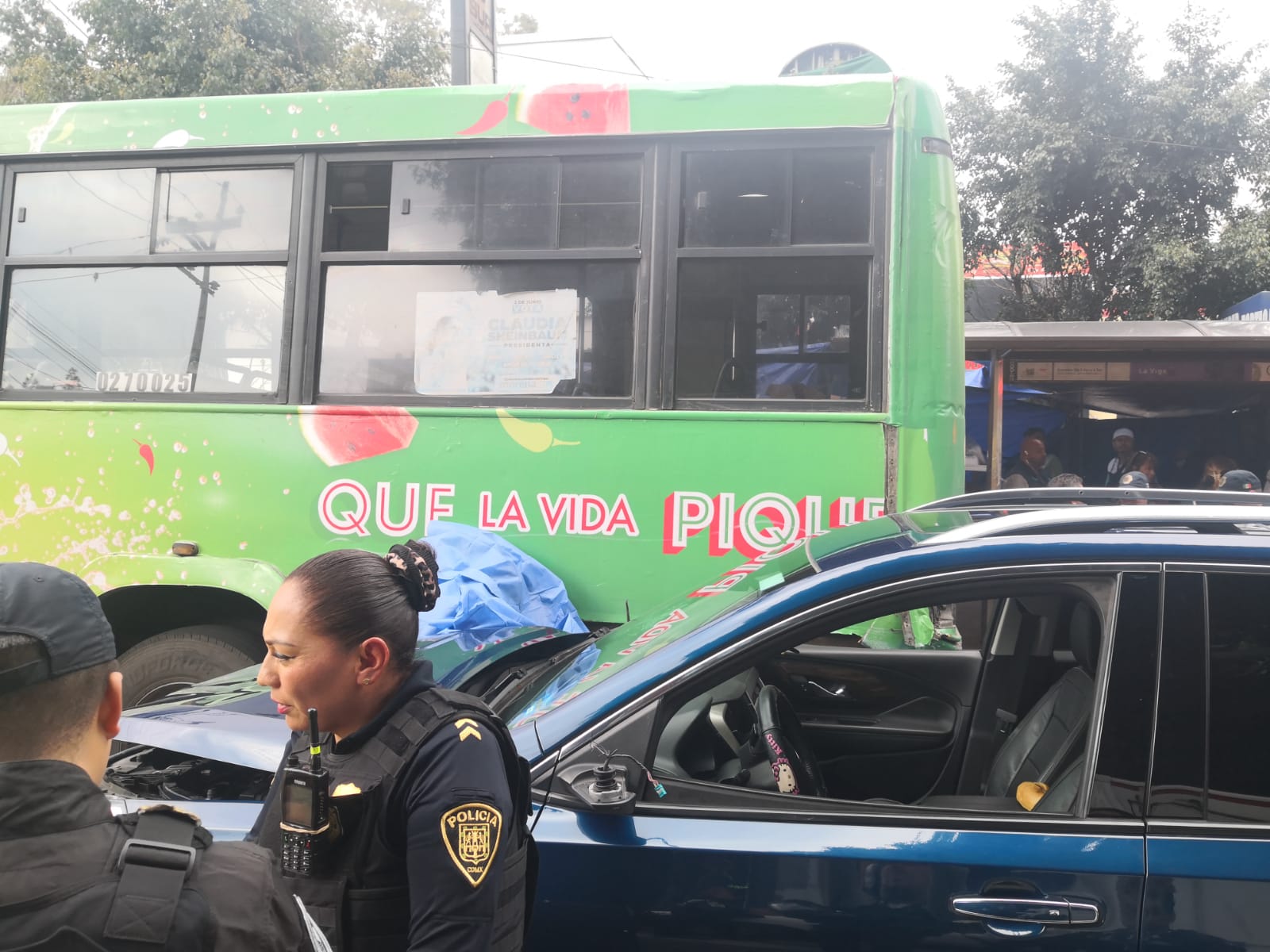 IMÁGENES FUERTES: asaltante muere prensado por camioneta, intentó robar al conductor y lo embistieron en Iztapalapa