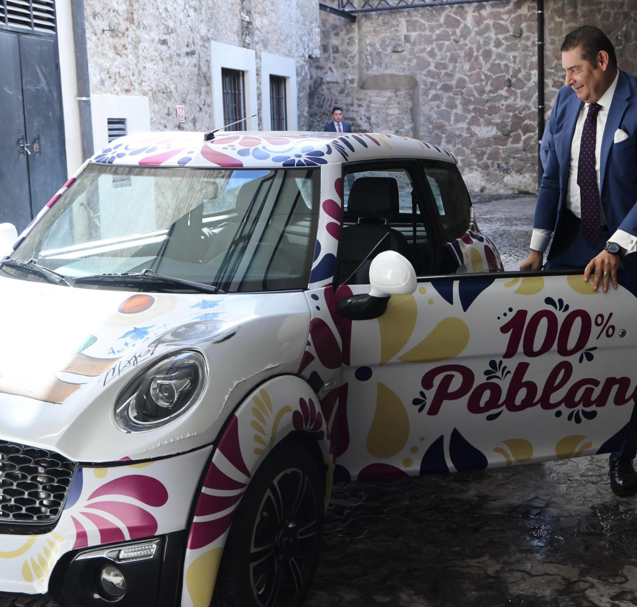 Armenta muestra su auto eléctrico por las calles de Puebla capital