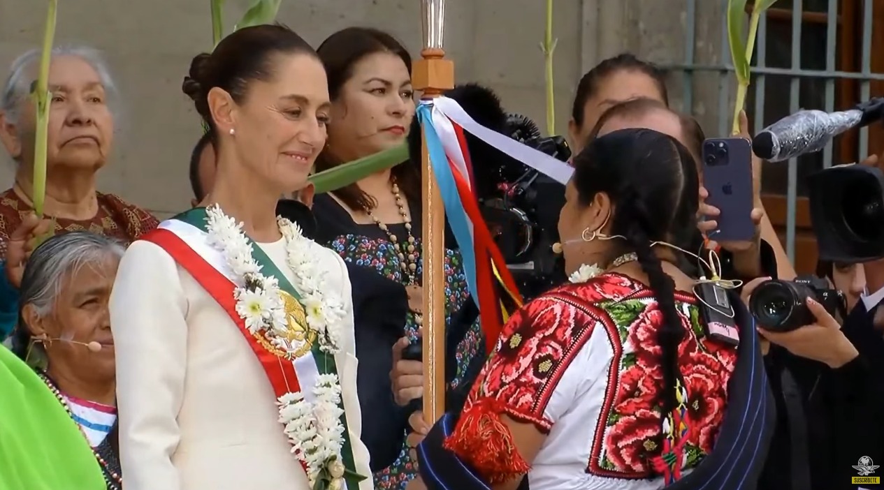 La presidenta de México, Claudia Sheinbaum recibe el bastón de mando en ceremonia sagrada de los pueblos indígenas