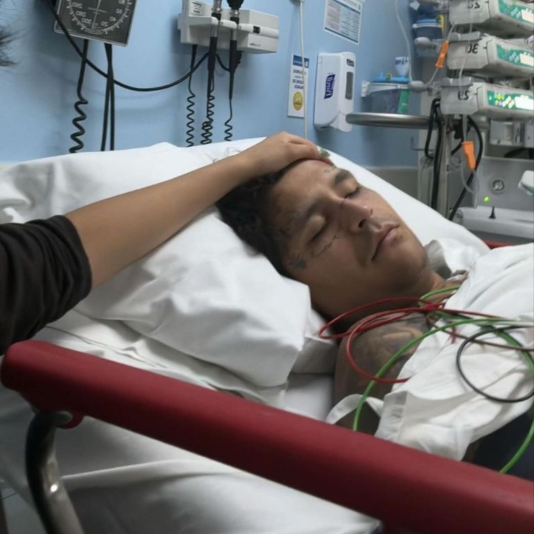 Christian Nodal es hospitalizado de emergencia y cancela conciertos debido a su estado de salud