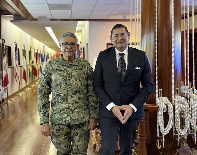 La reunión del gobernador electo Alejandro Armenta con el almirante  Raymundo Morales