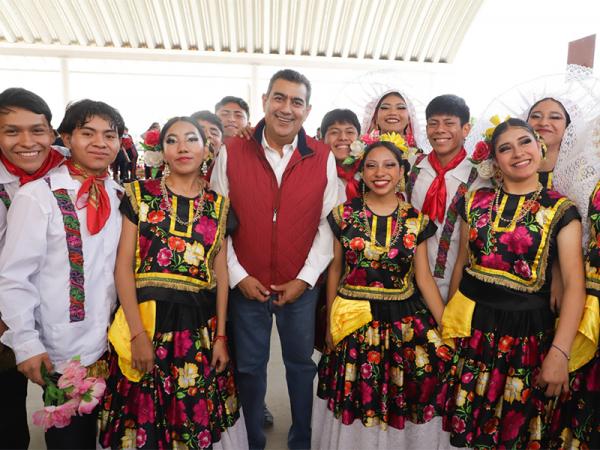 Gobierno de Sergio Salomón combate rezago educativo; entrega techados y aulas en la capital