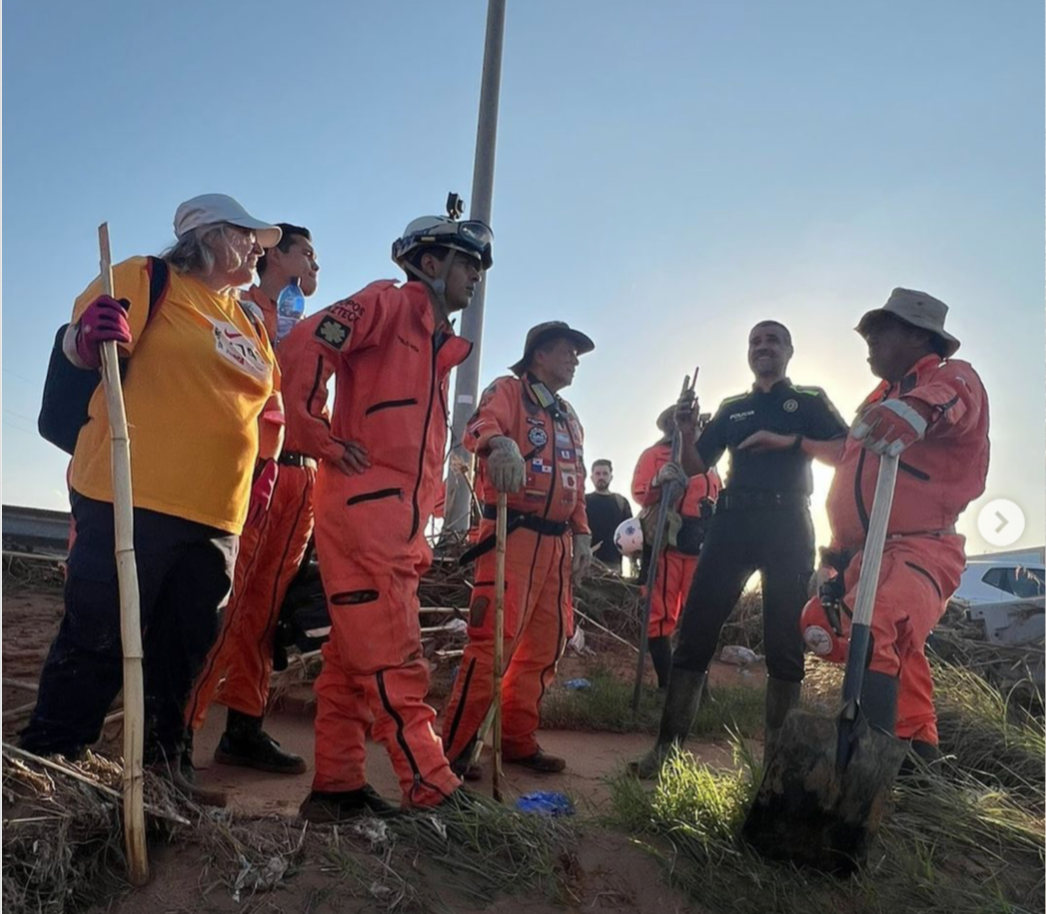 Los Topos Azteca apoyan en las labores de rescate en Valencia, España, tras el paso del fenómeno DANA