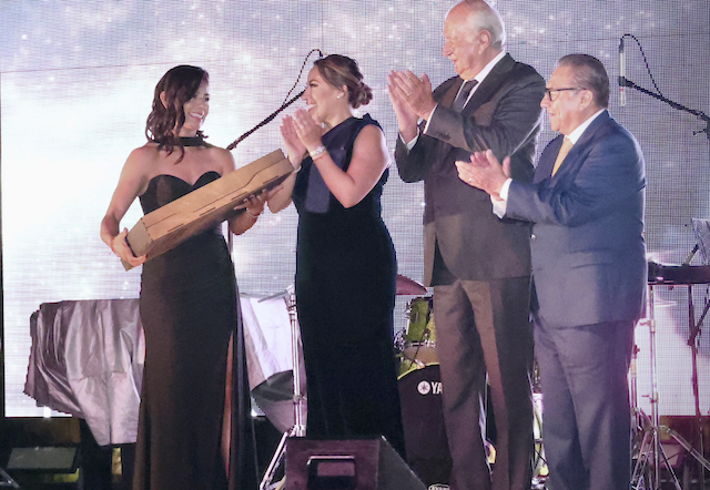 Gaby ‘La Bonita’ Sánchez recibe el galardón ‘Enrique Montero’