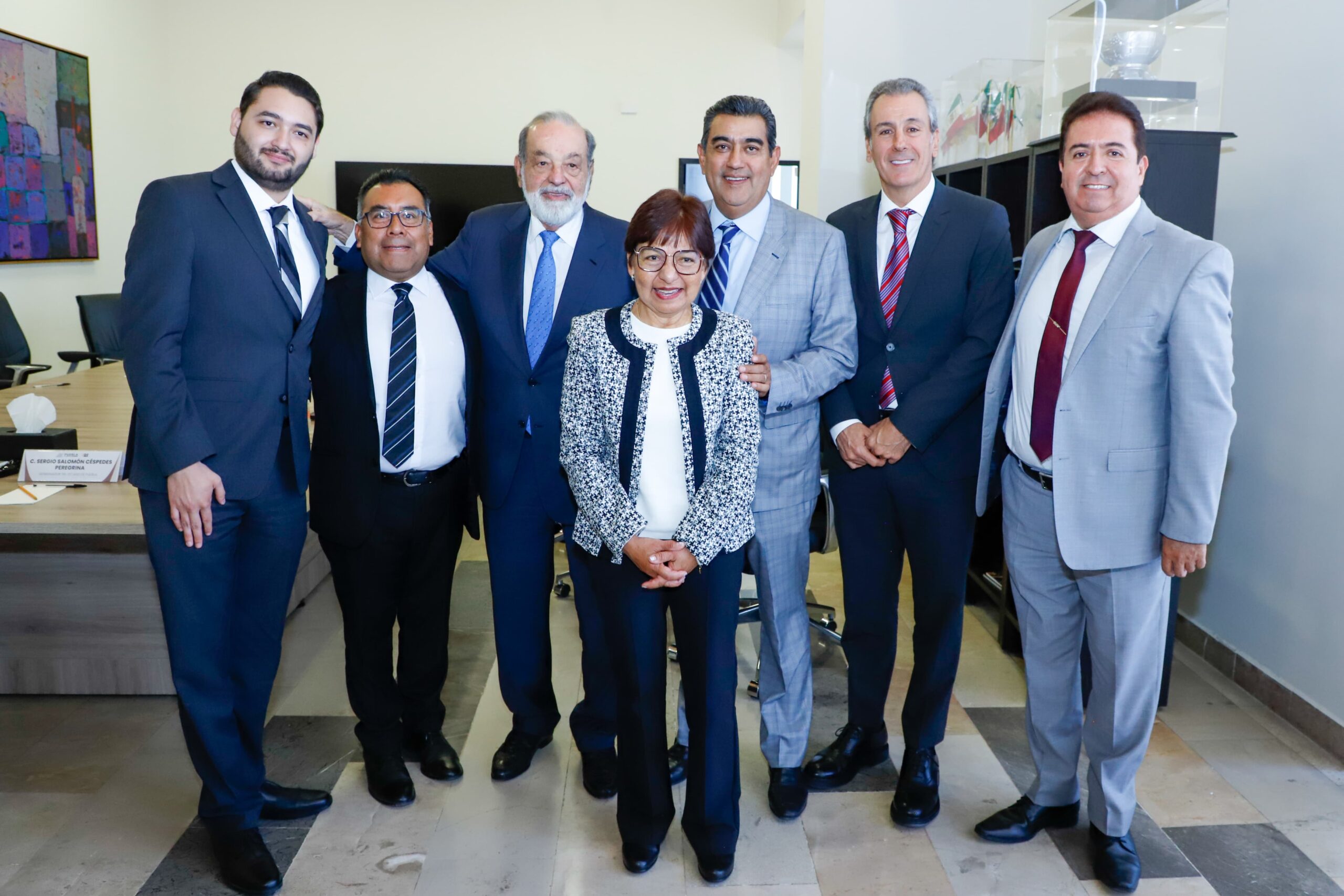 El gobernador Sergio Salomón se reúne con Carlos Slim Helú,