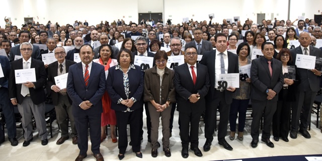 Dan reconocimientos al personal docente y administrativo de la Buap