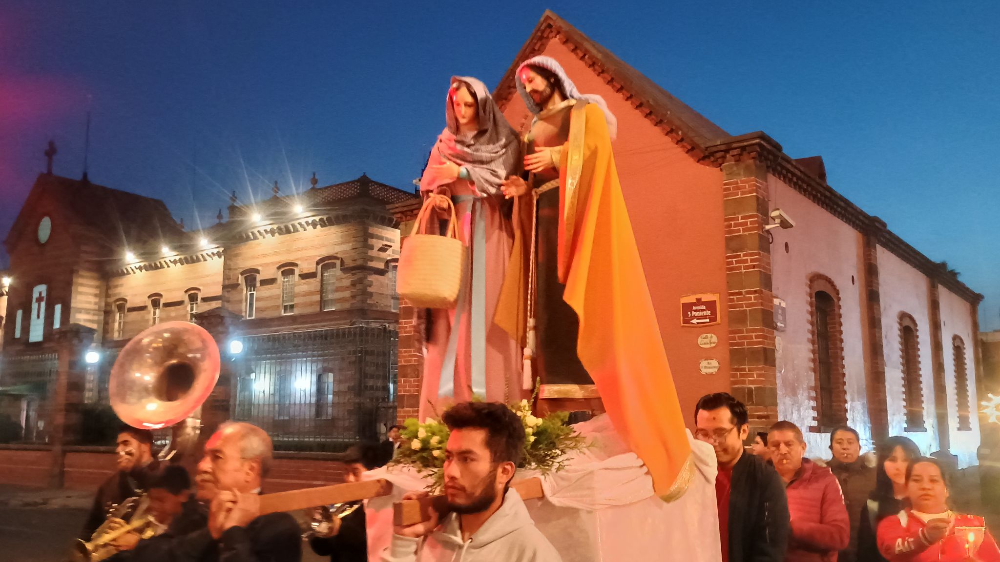 Católicos recorren las calles del Centro Histórico con imágenes de San José y la Virgen María 