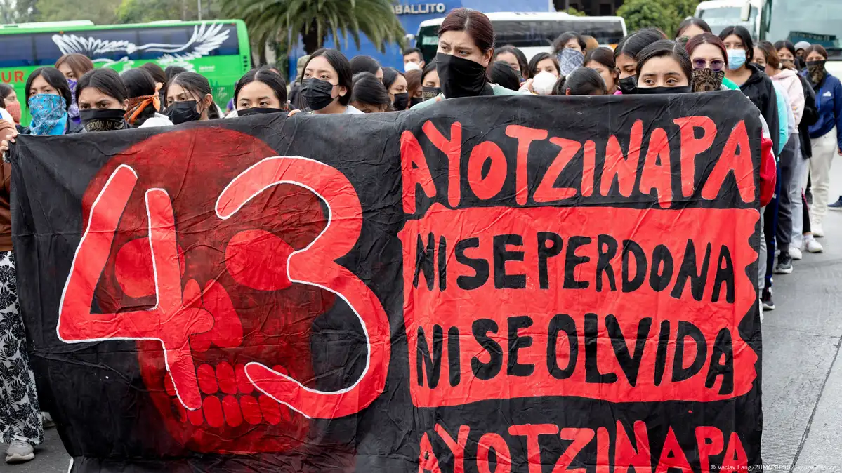 Padres de los 43 estudiantes de Ayotzinapa se reúnen con Claudia Sheinbaum