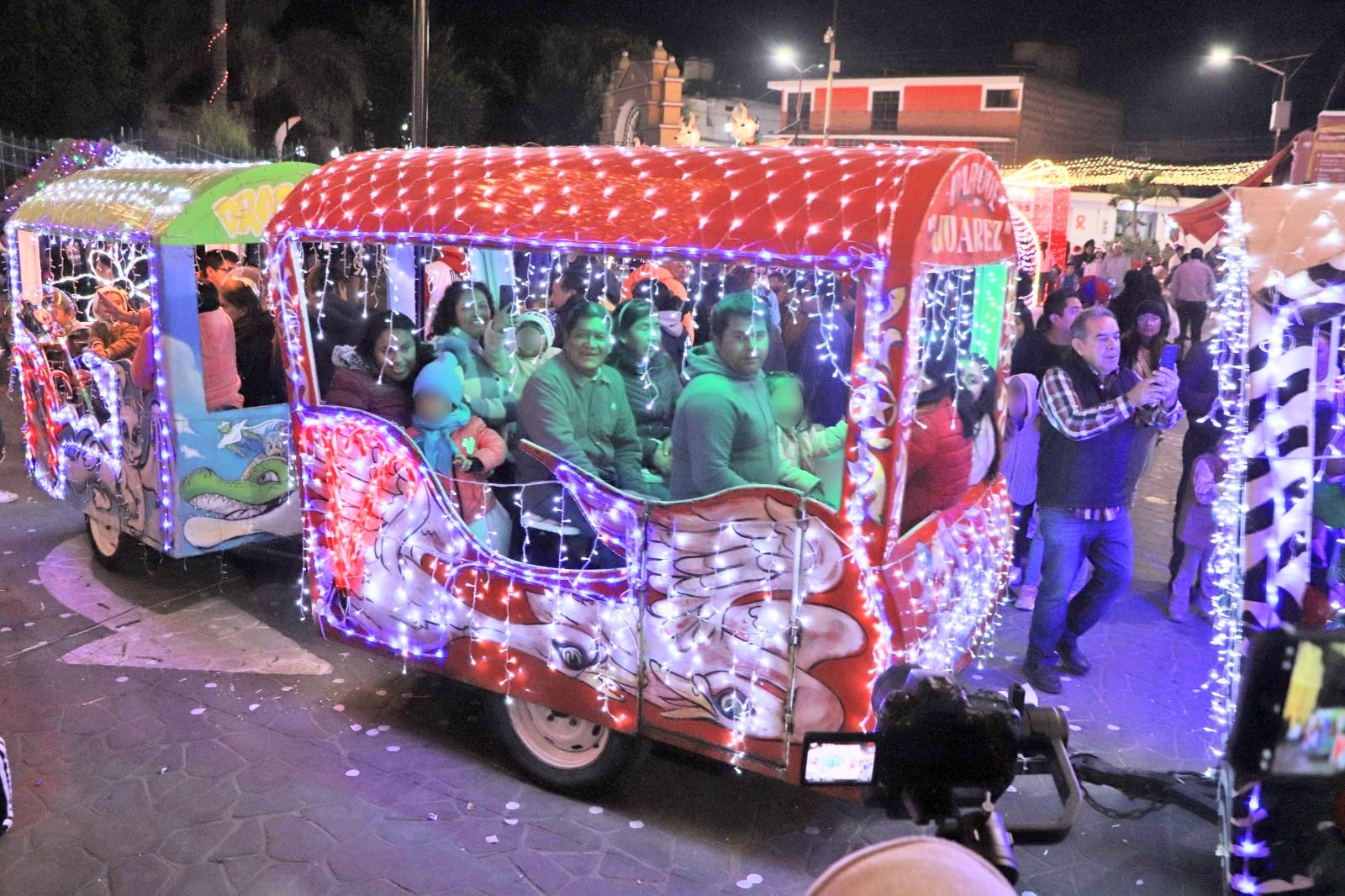 Omar Muñoz enciende la Navidad en Cuautlancingo