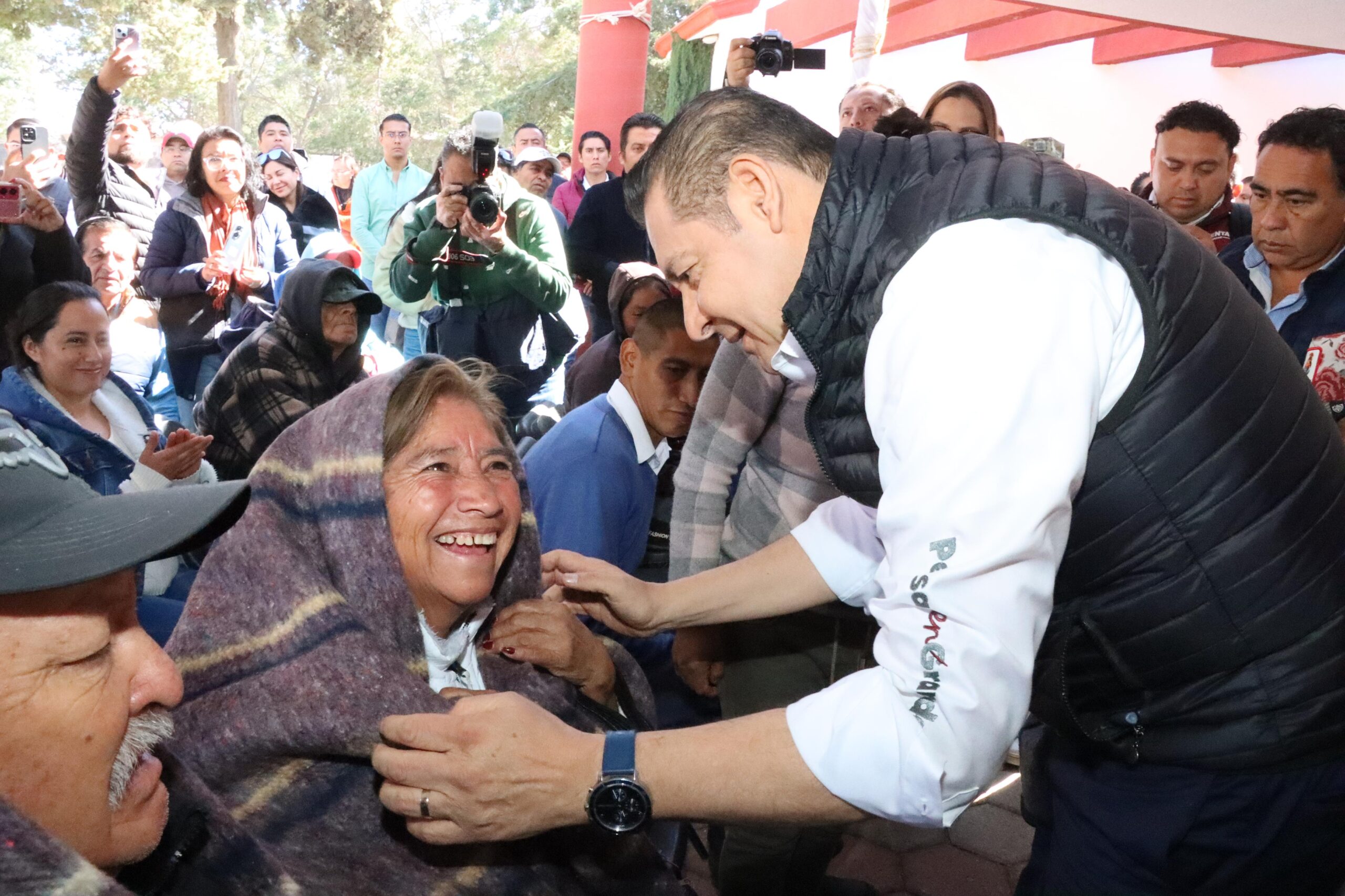 Armenta entregó cobertores a pobladores de Libres
