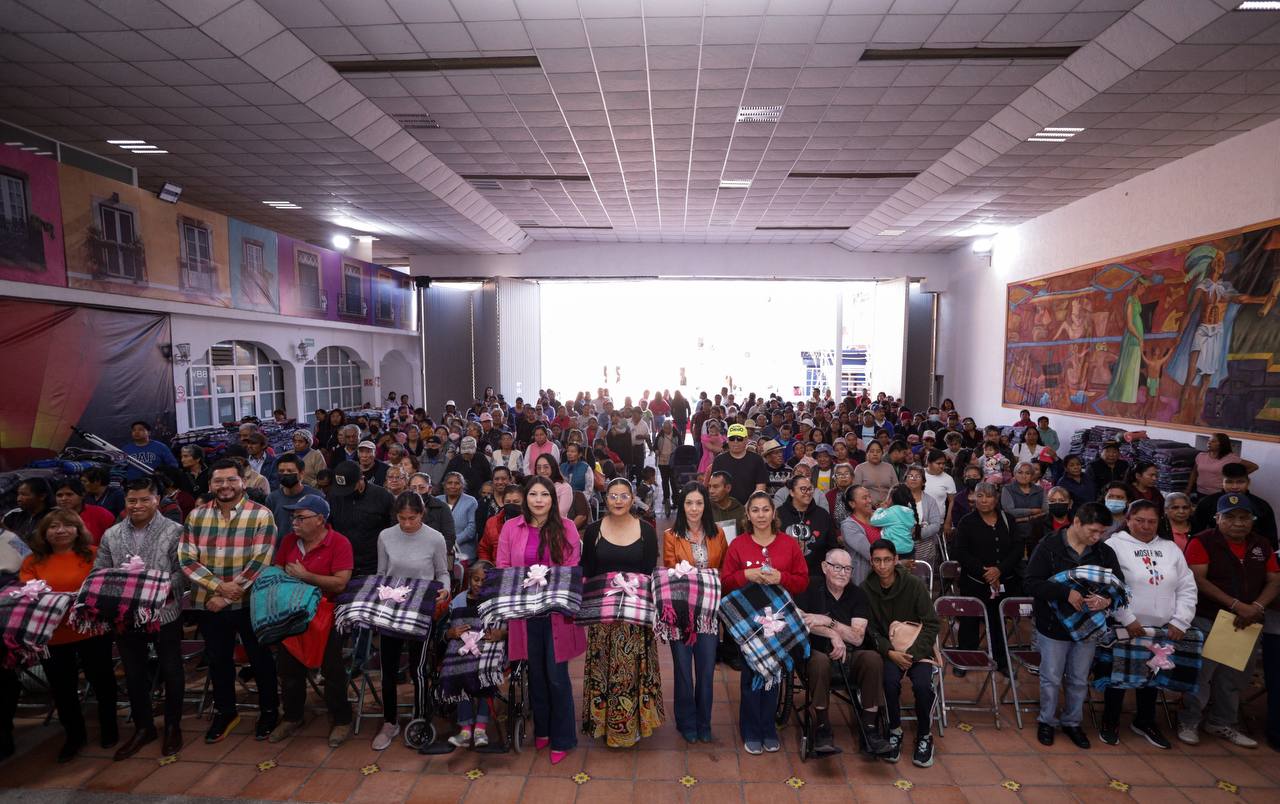 Lupita Cuautle, solidaria con los más necesitados; su gobierno entregó mil 500 cobertores a gente necesitada