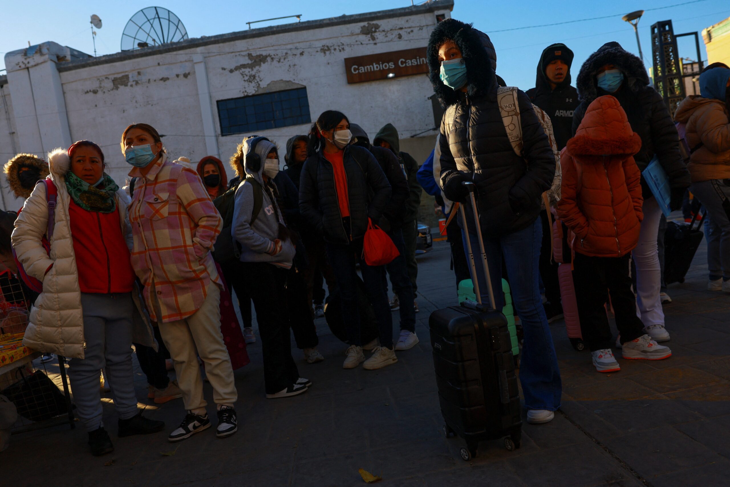 DHS anuncia nuevas directivas para fortalecer el control en la frontera Sur de EE. UU.