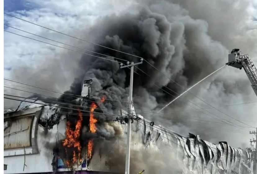 Incendio en Plaza Cinépolis de Culiacán desata pánico y moviliza a servicios de emergencia