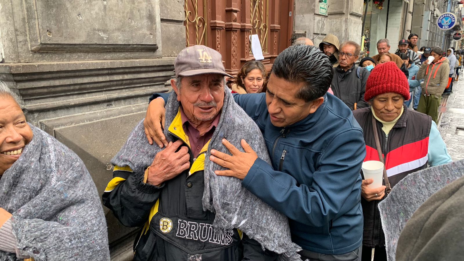 Ante inclemencia del tiempo SEDIF entrega  cobertores a abuelitos