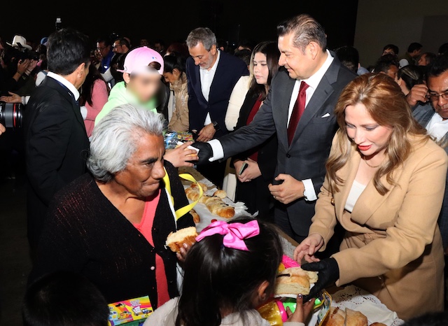 Alejandro Armenta y su esposa Ceci convivieron con niños  en Centro Expositor