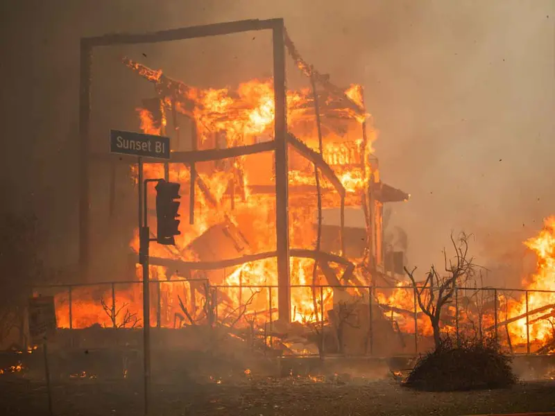 Incendios devoran lujosas residencias en Pacific Palisades, Los Ángeles, afectando a celebridades