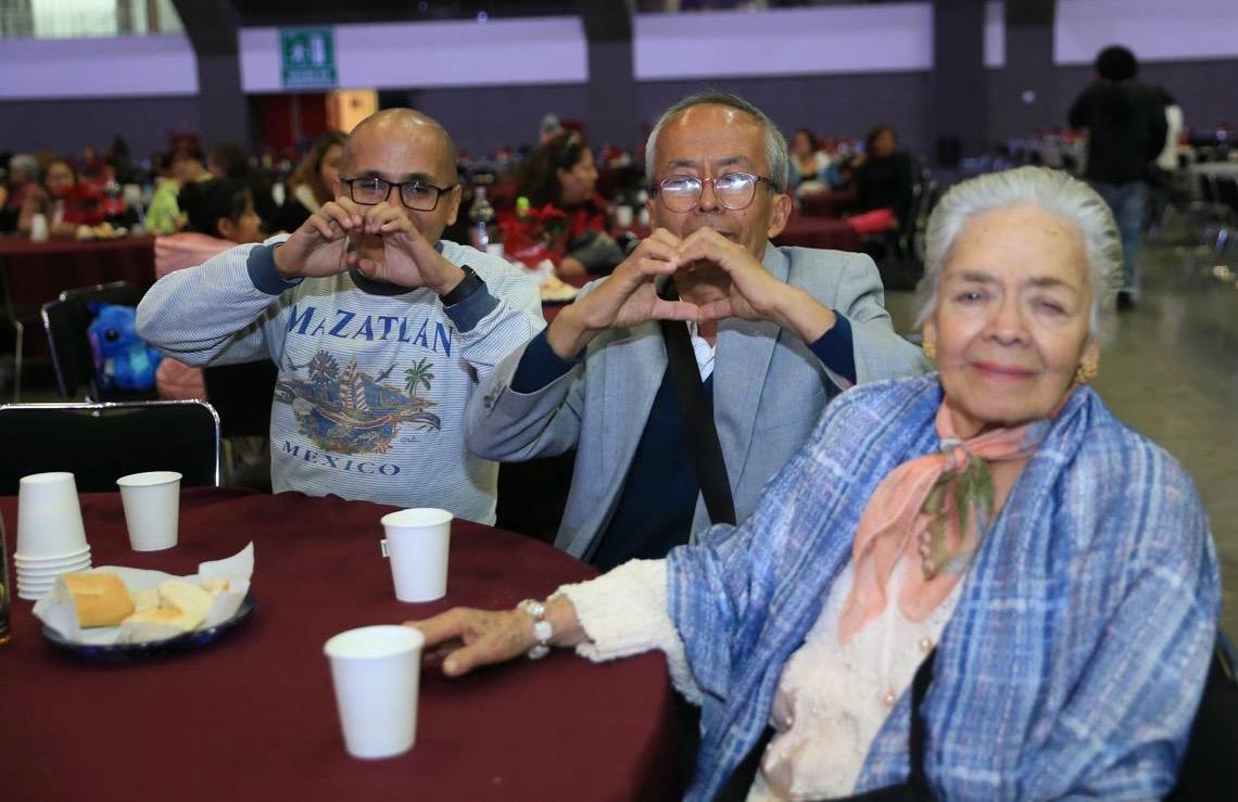 Familias poblanas disfrutan de Cena de Fin de Año organizada por Gobierno del Estado
