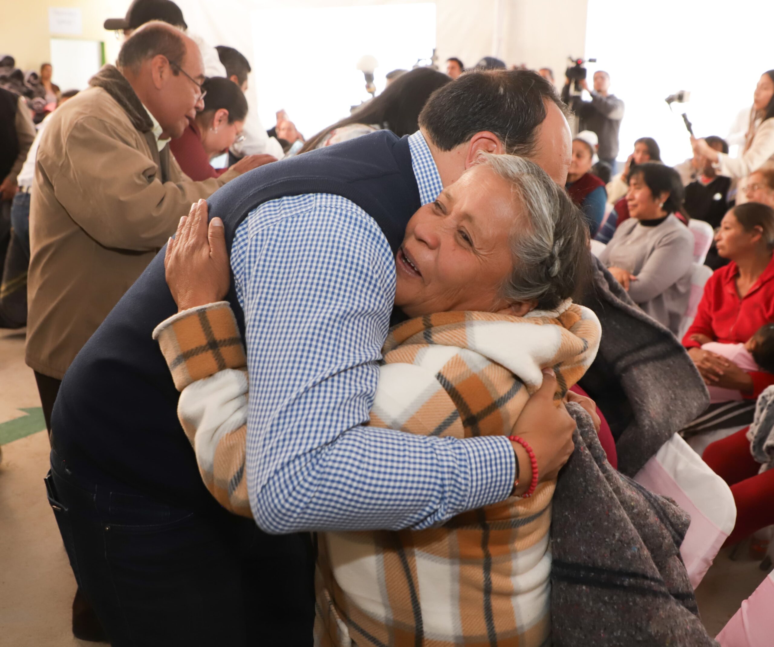 En temporada invernal, Gobierno estatal garantiza atención a menores y adultos mayores