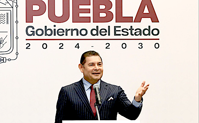 Alejandro Armenta le da su coscorrón a Loret de Mola