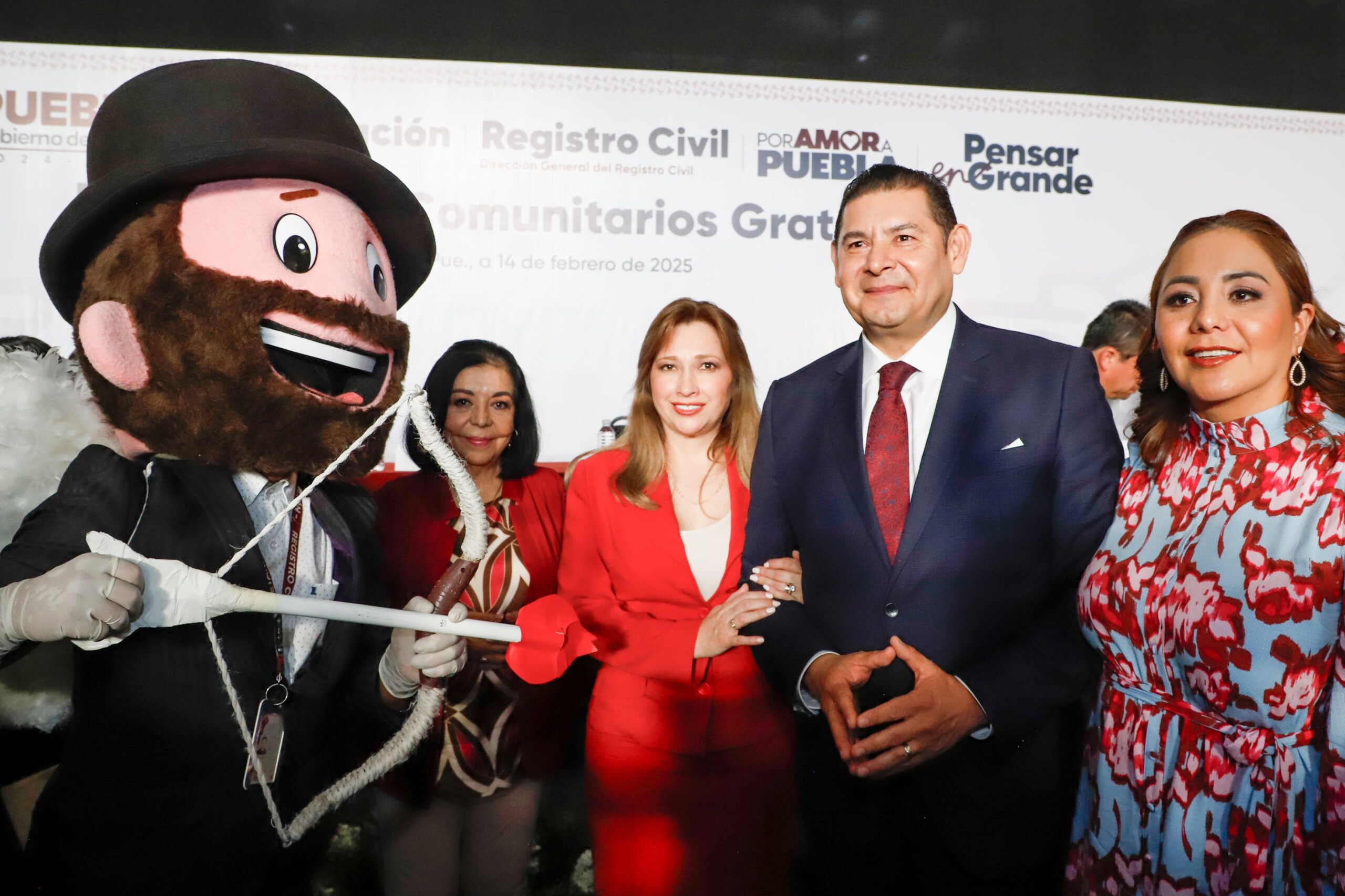 En el Centro Expositor, el gobernador encabezó el matrimonio de 350 parejas.