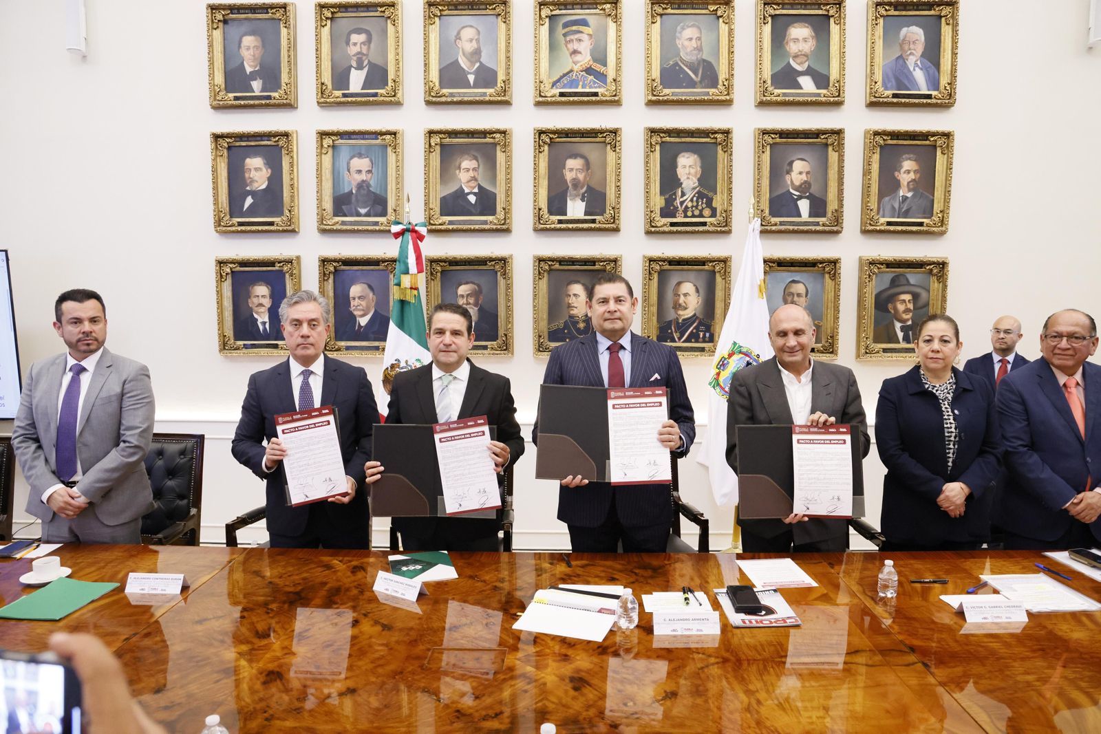 Armenta firma pacto con empresarios para rescate del empleo
