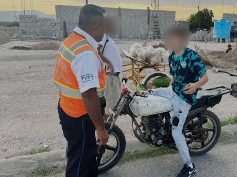Prohibirán en Puebla que menores de edad conduzcan mototaxis