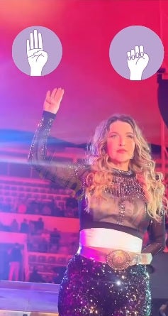 Alicia Villarreal realiza señal de auxilio durante su presentación en Zitácuaro tras presunto incidente de violencia