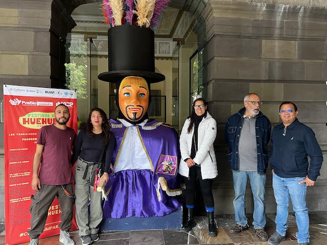 La figura de un huehue de 3 metros de altura fue instalado afuera del Teatro de la Ciudad
