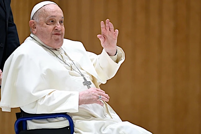 El Papa Francisco mejora de salud; hasta leyó los periódicos de hoy