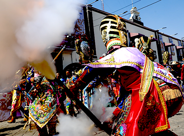 Entre danzantes y pólvora, abrió el Carnaval de Huejotzingo 2025
