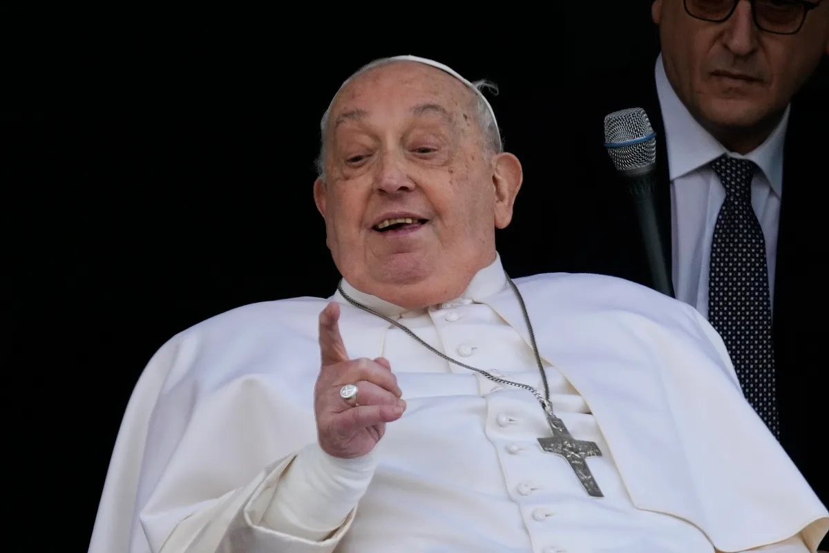 El papa Francisco salió del hospital Gemelli y regresó al Vaticano 